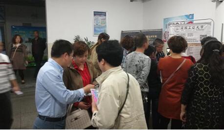 永利yl23411集团招生宣传工作组对安庆二中高三年级员工家长开展现场咨询